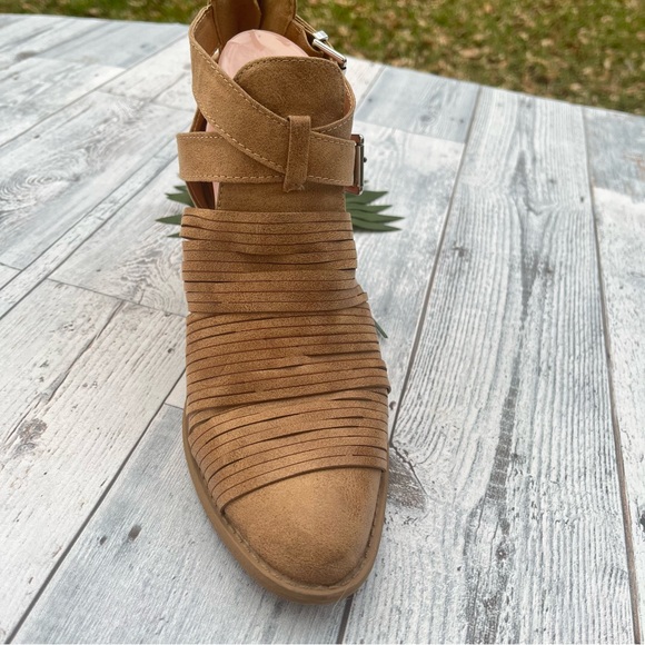 QUPID TAN FAUX LEATHER STRAPPY ANKLE BOOTS SIZE 9.5 WESTERN - Picture 3 of 8